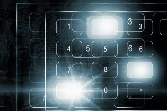 Clavier numérique rétroéclairé avec zones lumineuses blanches, ambiance technologique futuriste chez Team Break Paris