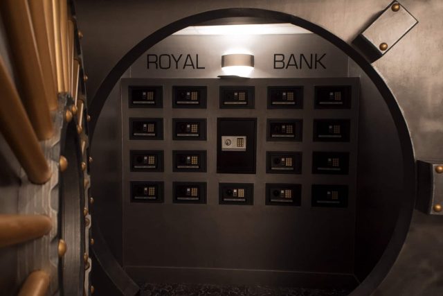 Coffre-fort géant Royal Bank avec rangée de coffrets de sécurité dans Le Dernier Casse chez Little Red Door à Strasbourg