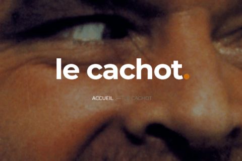 Gros plan sur un visage au regard en coin, mot le cachot en blanc, salle Le cachot à Issoire