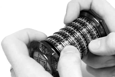 Cadenas à code entre deux mains, symbole de puzzle et d'énigme à résoudre