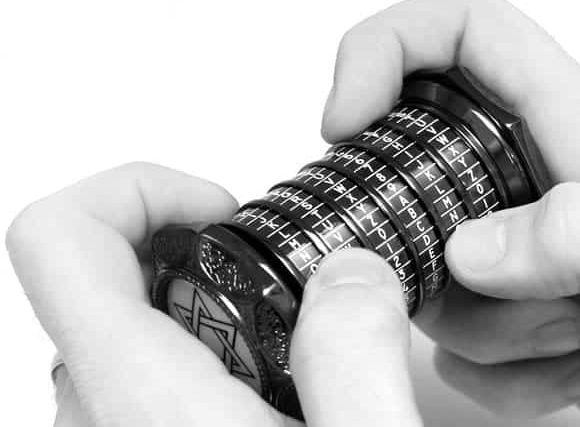 Cadenas à code entre deux mains, symbole de puzzle et d'énigme à résoudre