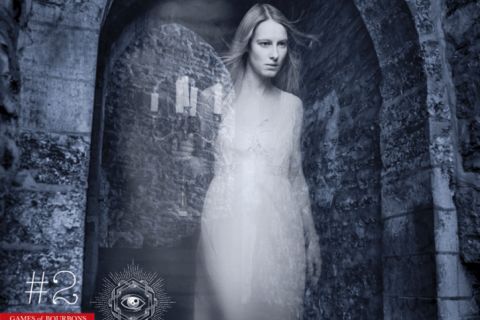 Femme en robe blanche dans un passage voûté souterrain au Fantôme des Caves Bertine