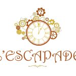 Logo de L'Escapade Escape Game, horloge steampunk dorée entourée d'engrenages