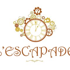 Logo de L'Escapade Escape Game, horloge steampunk dorée entourée d'engrenages