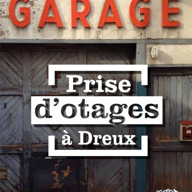 Façade de garage en bois, mots Garage Prise d'otages à deux, salle chez Les Maîtres du Temps à Dreux