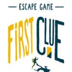 Logo First Clue, escape game à Toulouse, avec un plongeur sous les lettres bleues et jaunes