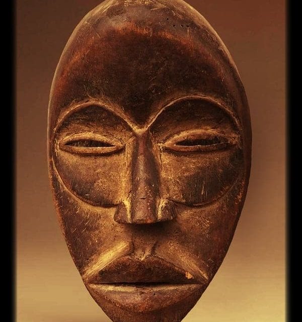 Masque sculptural en bois dans l'atmosphère de la galerie du Collectionneur