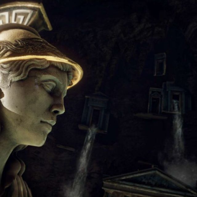 Buste de guerrière au casque grec doré, profil éclairé sur fond sombre, salle Beyond Medusa's Gate chez Inoui VR