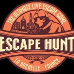 Logo de Escape Hunt, escape game à La Rochelle avec détective et architecture médiévale