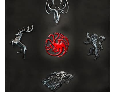 Quatre emblèmes nobiliaires de Westeros sur fond noir, thème médiéval fantasy de La Quête du Trône