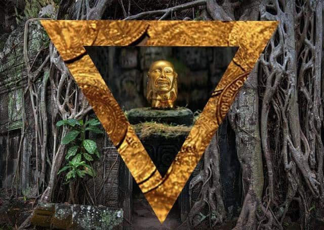 Tête dorée dans un cadre triangulaire or, murs de pierre envahis de lianes à L'arche perdue