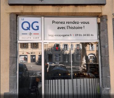 Devanture vitrée Le QG Escape Game avec invitation à prendre rendez-vous, Le QG à Riom
