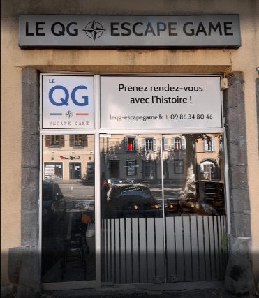 Devanture vitrée Le QG Escape Game avec invitation à prendre rendez-vous, Le QG à Riom