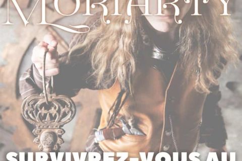 Affiche pâle Piège chez Moriarty : femme tenant une clé ancienne, salle chez Mille et Un Jeux à Trévenans