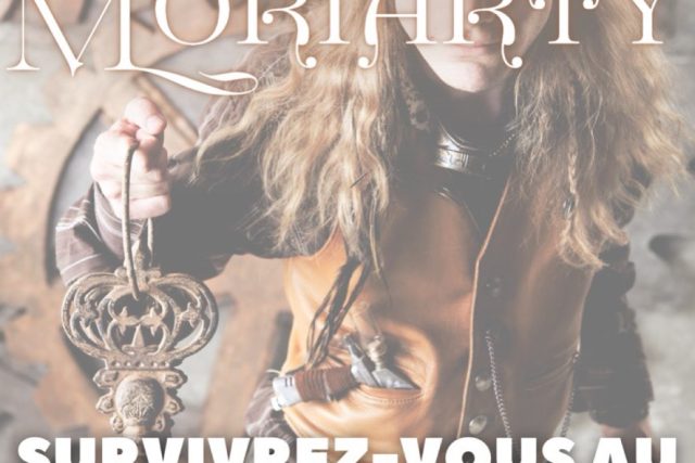 Affiche pâle Piège chez Moriarty : femme tenant une clé ancienne, salle chez Mille et Un Jeux à Trévenans