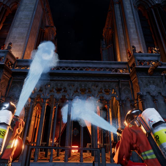 Deux pompiers lançant des jets d'eau blanche devant une grille de cathédrale, salle Sauver Notre-Dame chez Inoui VR