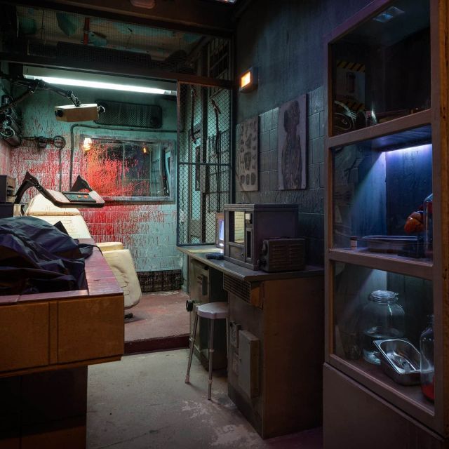 Chambre d'asile délabré aux murs turquoise, lit défait, mobilier vintage et ambiance oppressante