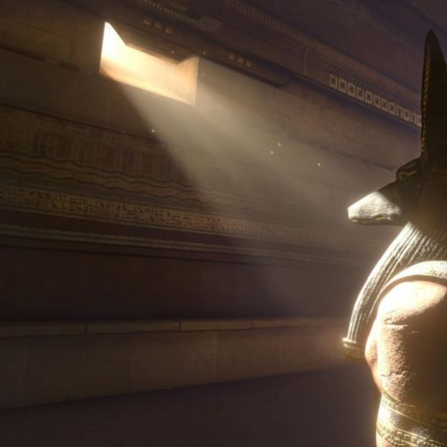 Statue d'Anubis à tête de chacal éclairée par un rayon de lumière dans un temple, salle Escape The Lost Pyramid chez Inoui VR