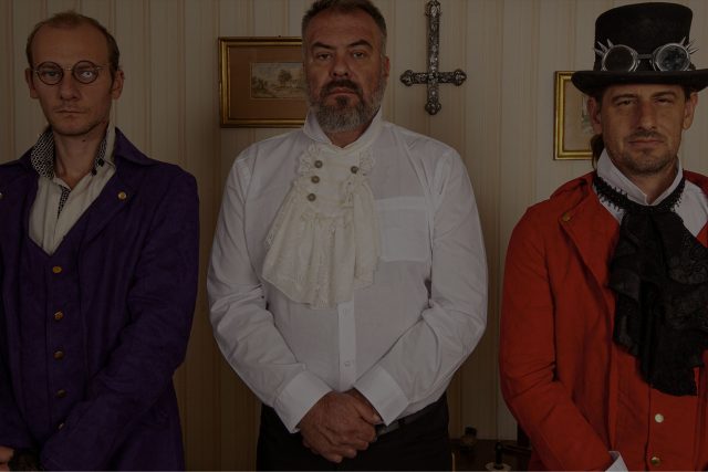 Trois hommes en costumes anciens, violet, blanc et rouge à haut-de-forme, visuel de Lou Mysteri à La Malène