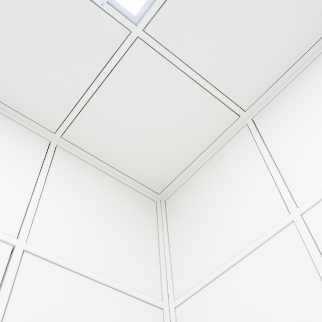 Coin de plafond blanc découpé en panneaux, salle Le cube chez One Brain, à Lille
