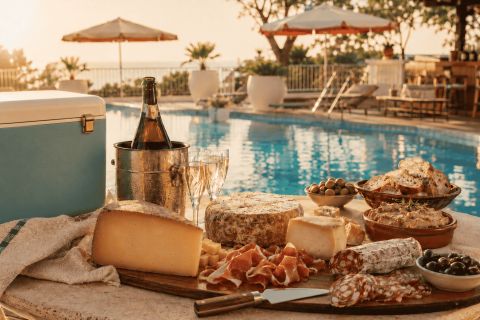 Planche de fromages et charcuterie au bord d'une piscine, seau à champagne, salle Glacière Apéro chez Smart Escape Game