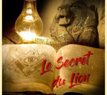 Livre ouvert, hiéroglyphes, lampe à huile, statue égyptienne, ambiance mystérieuse chez Escape Hunt Belfort