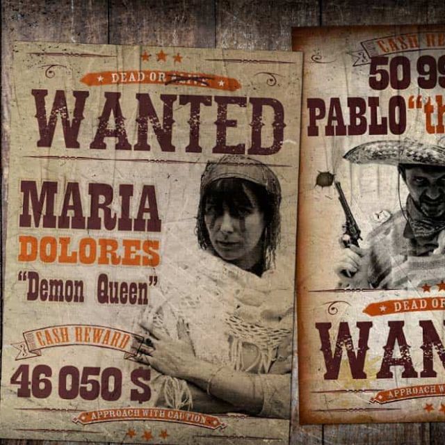 Avis de recherche western affichés sur bois brut, récompenses en dollars, personnages en costume de hors-la-loi