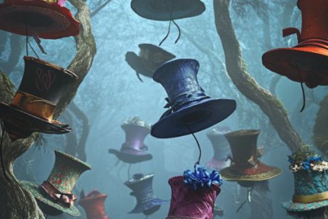 Chapeaux haut-de-forme suspendus dans une forêt onirique bleue, Le reflet d'Alice à Grenoble