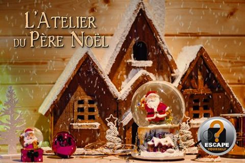 Maisons en pain d'épices décorées, boules de Noël et figurines du Père Noël dans L'Atelier du Père Noël
