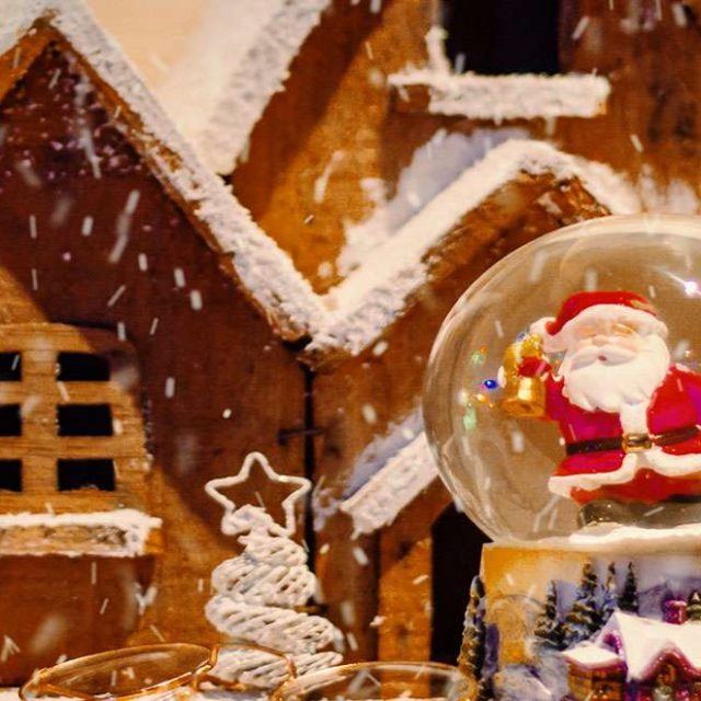 Maison en pain d'épices enneigée et boule à neige avec Père Noël, salle L'atelier du Père Noël chez Escape Yourself à Poitiers