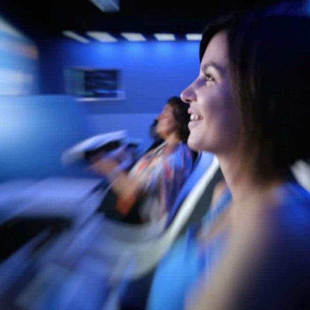 Deux joueurs dans une salle aux parois bleues, ambiance futuriste chez Winscape à Argenteuil