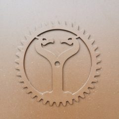 Logo de Lab Escape Game, escape game à Oloron-Sainte-Marie, représentant une créature stylisée dans un engrenage