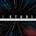 Affiche Le Studio, escape room radiophonique de Radio France, texte blanc sur fond de rayons rouges et bleus, à Paris