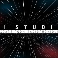 Affiche Le Studio, escape room radiophonique de Radio France, texte blanc sur fond de rayons rouges et bleus, à Paris