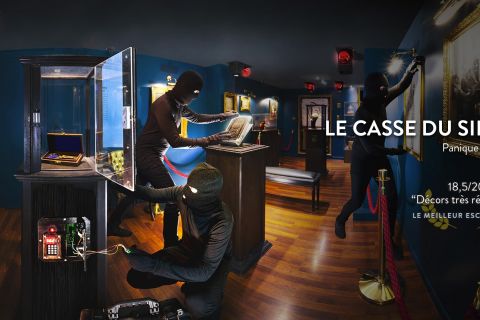 Deux joueurs fouillent des vitrines dans un musée aux murs bleus, décor réaliste du Casse du Siècle
