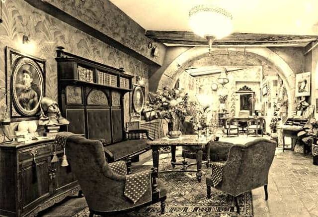 Salon époque avec meubles anciens, portraits et objets de décoration dans Les couloirs du temps