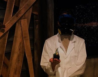 Scientifique en blouse blanche manipule un dispositif luminescent dans un décor futuriste de Windar Theory