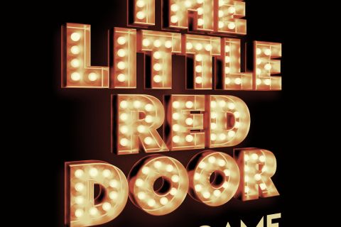 Logo The Little Red Door en lettres lumineuses sur fond noir, mention Escape Game, salle Pirates des sept mers à Strasbourg