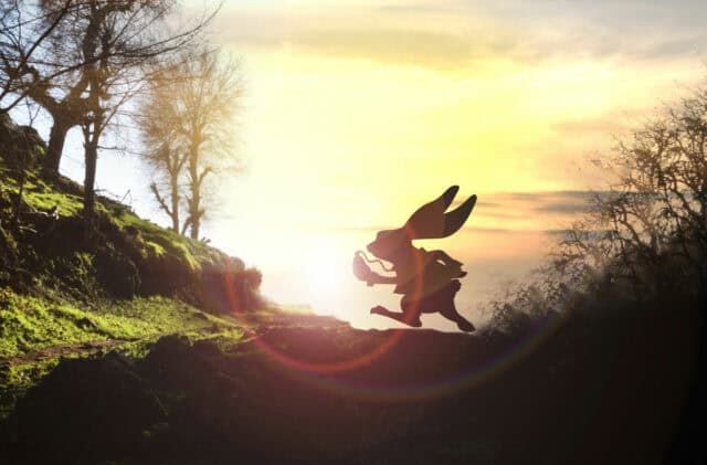 Silhouette de lapin sur un chemin de colline au coucher du soleil, salle Le théâtre d'Alice chez L'Ordalie