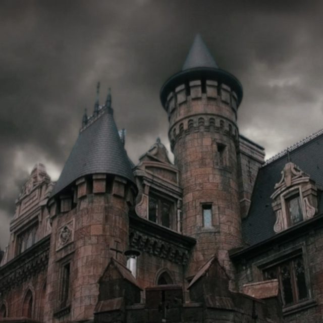 Château de brique à tourelles sous un ciel d'orage, galerie de la salle Merlin chez Get Out à Ballan-Miré