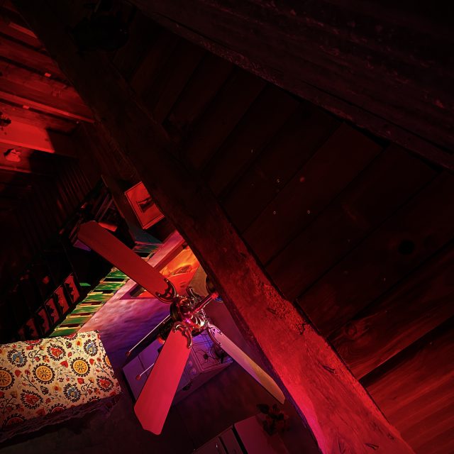 Décor rouge et violet avec escalier, objets et mobilier dans la salle chez Échappe Toi Si Tu Peux à L'Oie