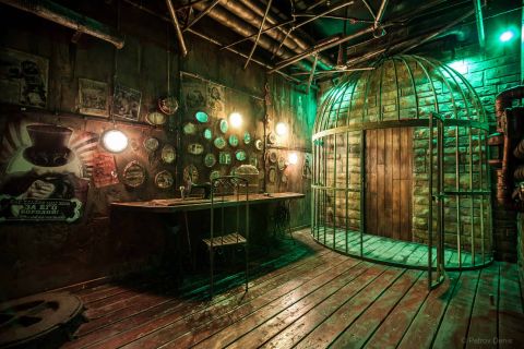 Décor steampunk avec cage métallique, établi, cadrans et luminaires suspendus chez Mastermind à Bern