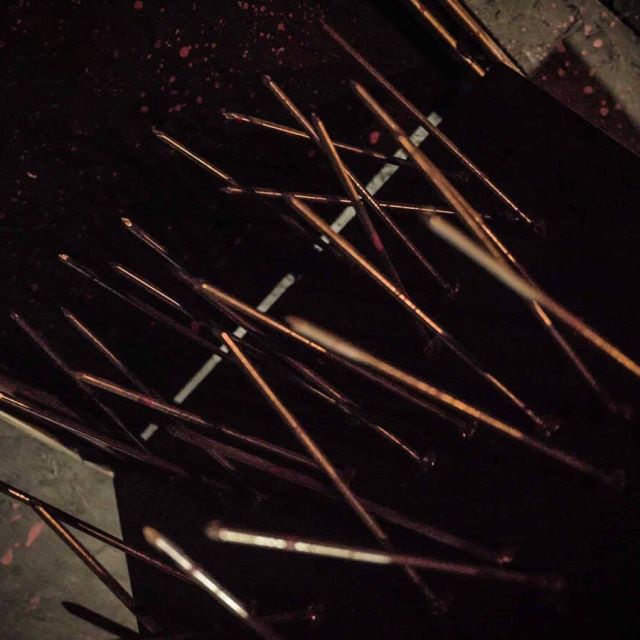 Cordes rouges entrecroisées et scies métalliques dans une décoration d'horreur sanglante