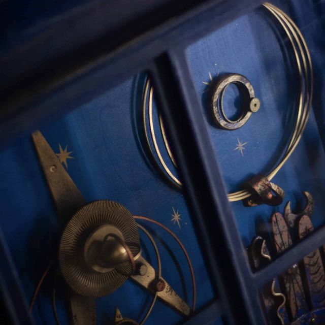 Décor astronomique bleu avec symboles et objets alchimiques dans Escape the Winkelgasse