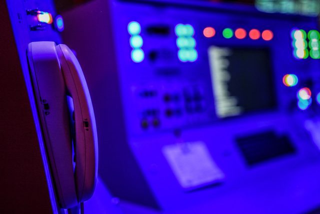 Panneau de contrôle illuminé en bleu avec voyants colorés à Submarine Bunker