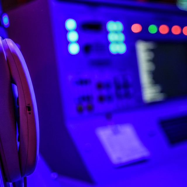 Panneau de contrôle illuminé en bleu avec voyants colorés à Submarine Bunker
