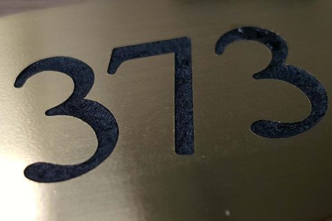 Plaque numérotée 313 en relief sur surface métallisée, chez Escape Game Poitiers