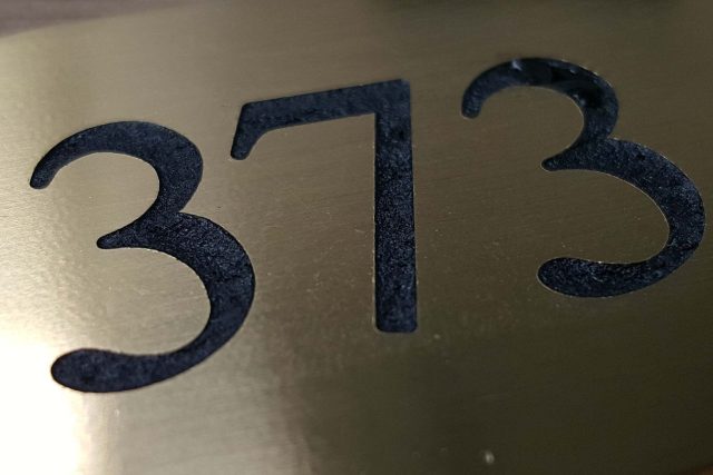 Plaque numérotée 313 en relief sur surface métallisée, chez Escape Game Poitiers