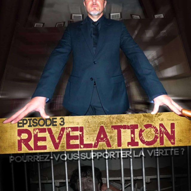 Un homme en costume bleu appuie sur un panneau jaune marqué "Episode 3 Revelation" chez BRAIN Rennes
