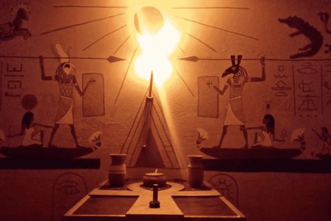 Chambre funéraire égyptienne aux hiéroglyphes, divinités et sarcophage illuminé dans Le Sarcophage d'Astarte
